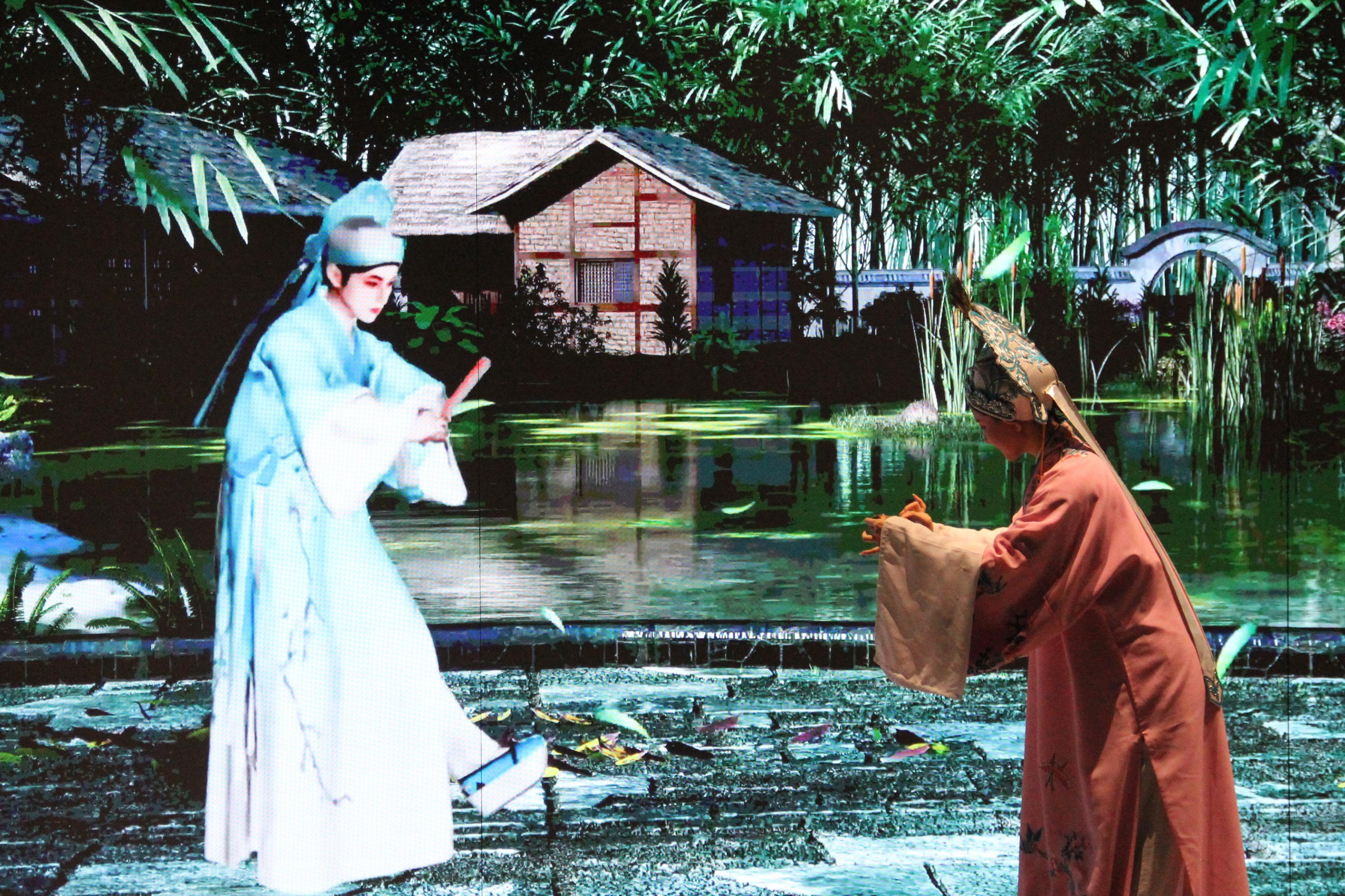 真人演員與虛擬人演員在“元啟金陵”南京數(shù)字文化客廳出演《梁山伯與祝英臺》經(jīng)典選段。受訪者供圖