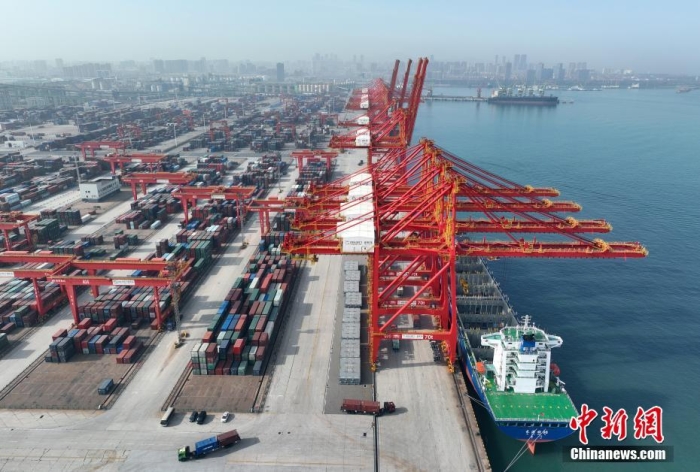 資料圖：山東日照港全自動(dòng)化集裝箱碼頭作業(yè)現(xiàn)場(chǎng)。(無(wú)人機(jī)圖片)<a target='_blank' href='/'><p  align=
