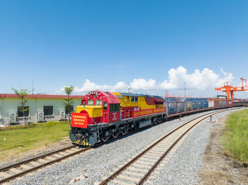 01 陸海新通道第20000列班車(chē)。陸海新通道運(yùn)營(yíng)公司供圖