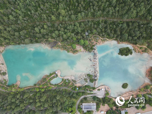 位于麗江市玉龍雪山東麓甲子村的藍(lán)月谷景區(qū)。 人民網(wǎng)記者 符皓攝