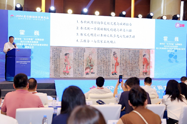 講好中華民族共同體故事，讓網(wǎng)絡(luò)“連心”更“聚心”