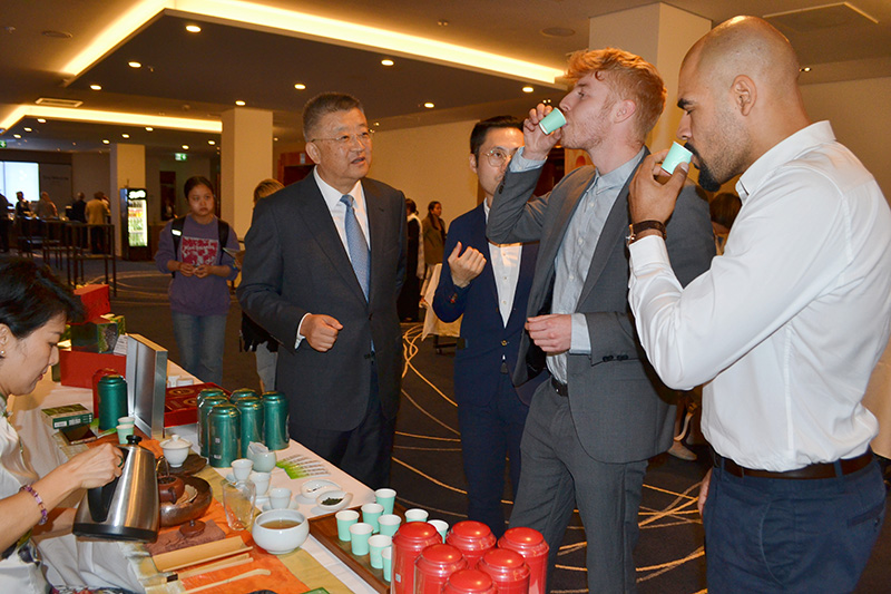 參會嘉賓品鑒貴州茶。貴州省互聯(lián)網(wǎng)信息辦公室供圖