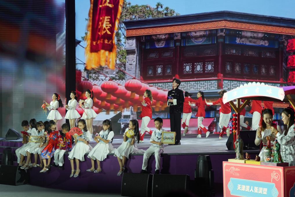 《津門謠》節(jié)目現(xiàn)場。人民網(wǎng)記者 于凱攝