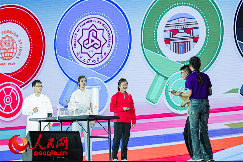 陳夢與南開學子互動。人民網(wǎng)記者 于凱攝