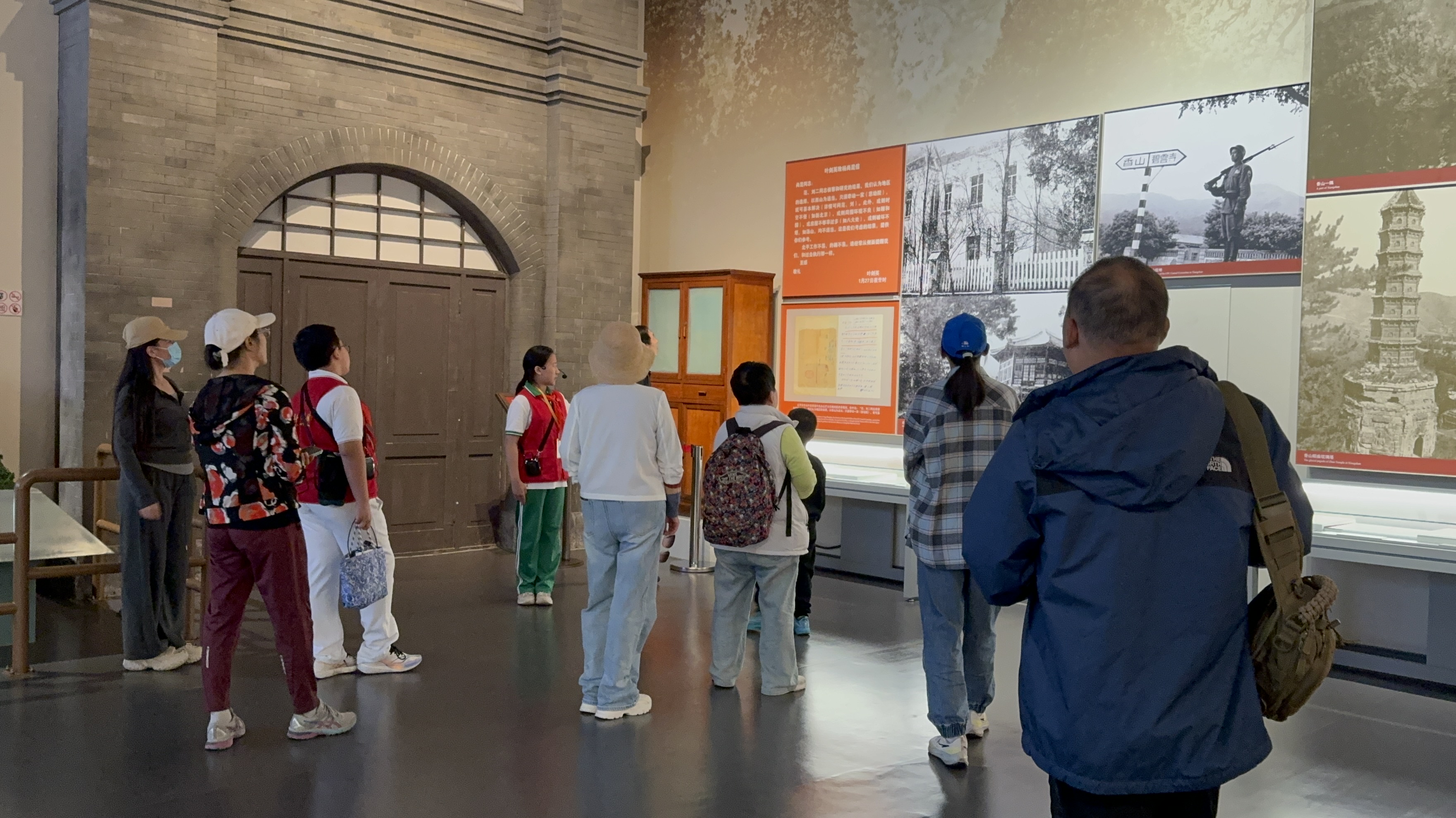 10月4日，北京香山革命紀念館內(nèi)，一名“紅領(lǐng)巾志愿者”正在為參觀者講解。人民網(wǎng)記者 劉微攝