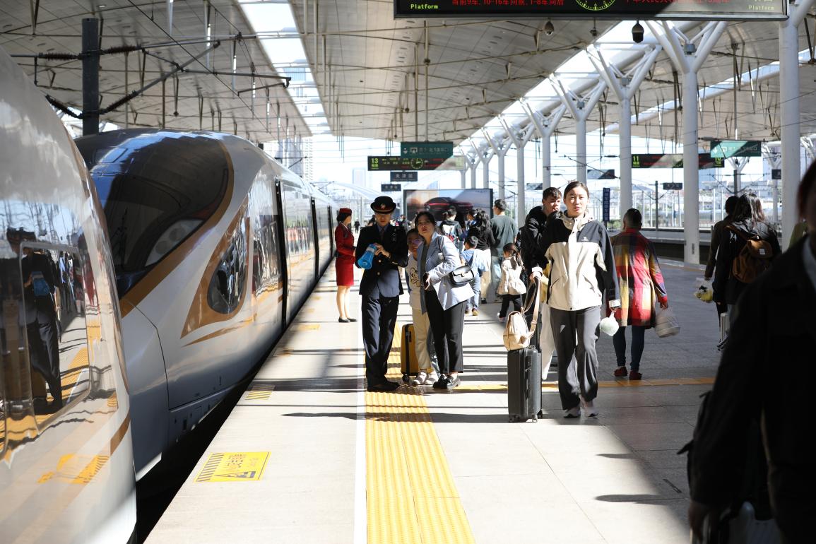 旅客在站臺準備乘車。受訪方供圖