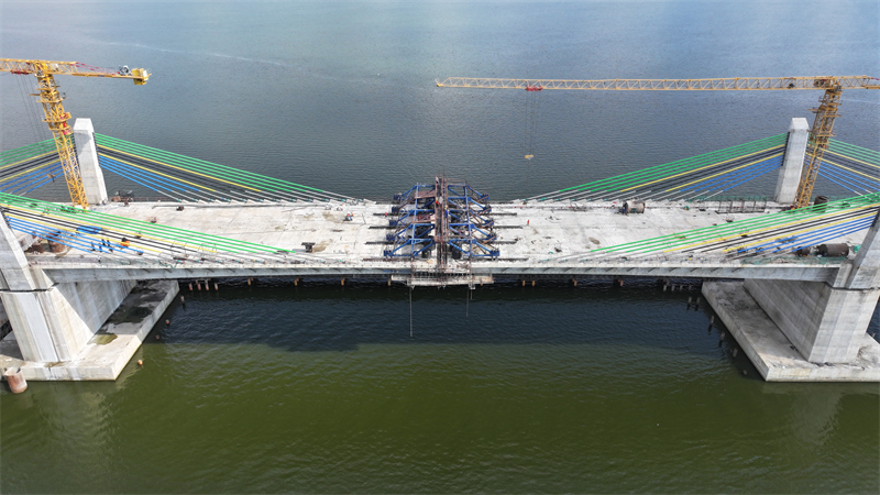 圖為馬古富力大橋合龍現(xiàn)場。中土東非公司供圖