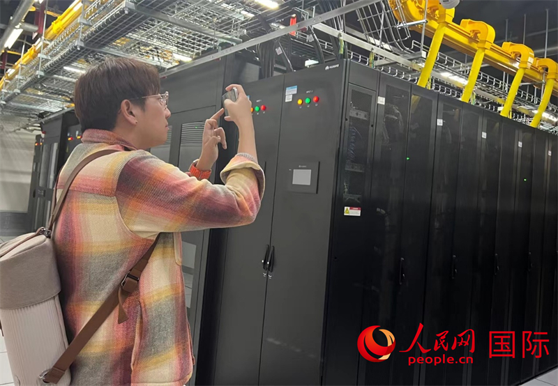 韓國博主樸大一參觀中國移動(dòng)新疆云計(jì)算和大數(shù)據(jù)中心機(jī)房。人民網(wǎng)記者曾書柔攝