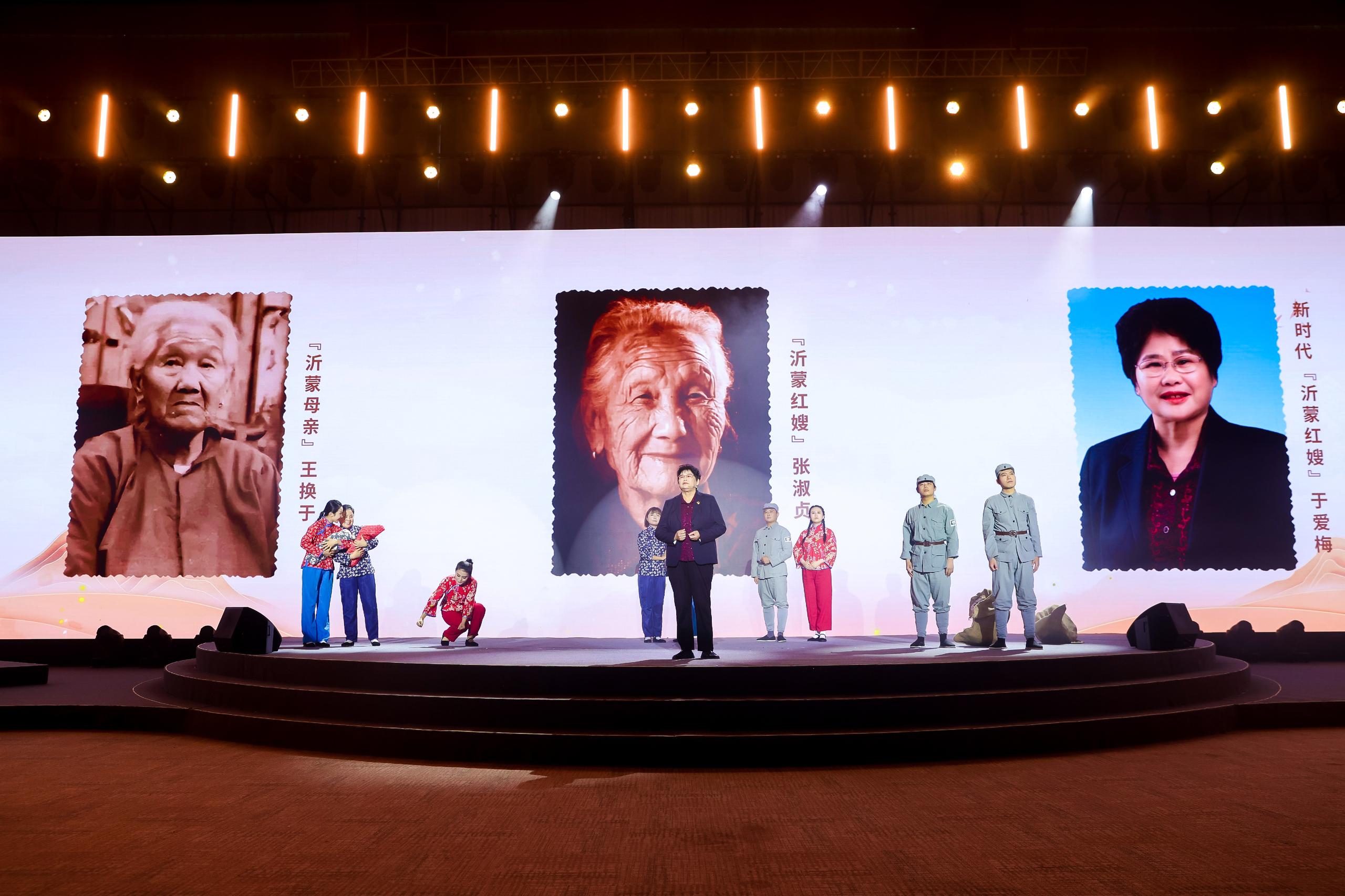 “何以中國(guó)·弦歌不輟”網(wǎng)絡(luò)主題活動(dòng)現(xiàn)場(chǎng)，于愛(ài)梅講述“沂蒙紅嫂”的故事。人民視頻供圖。