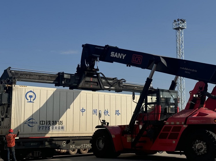 春節(jié)期間，起重機(jī)吊裝即將發(fā)運(yùn)的冷鏈集裝箱。李加勇攝