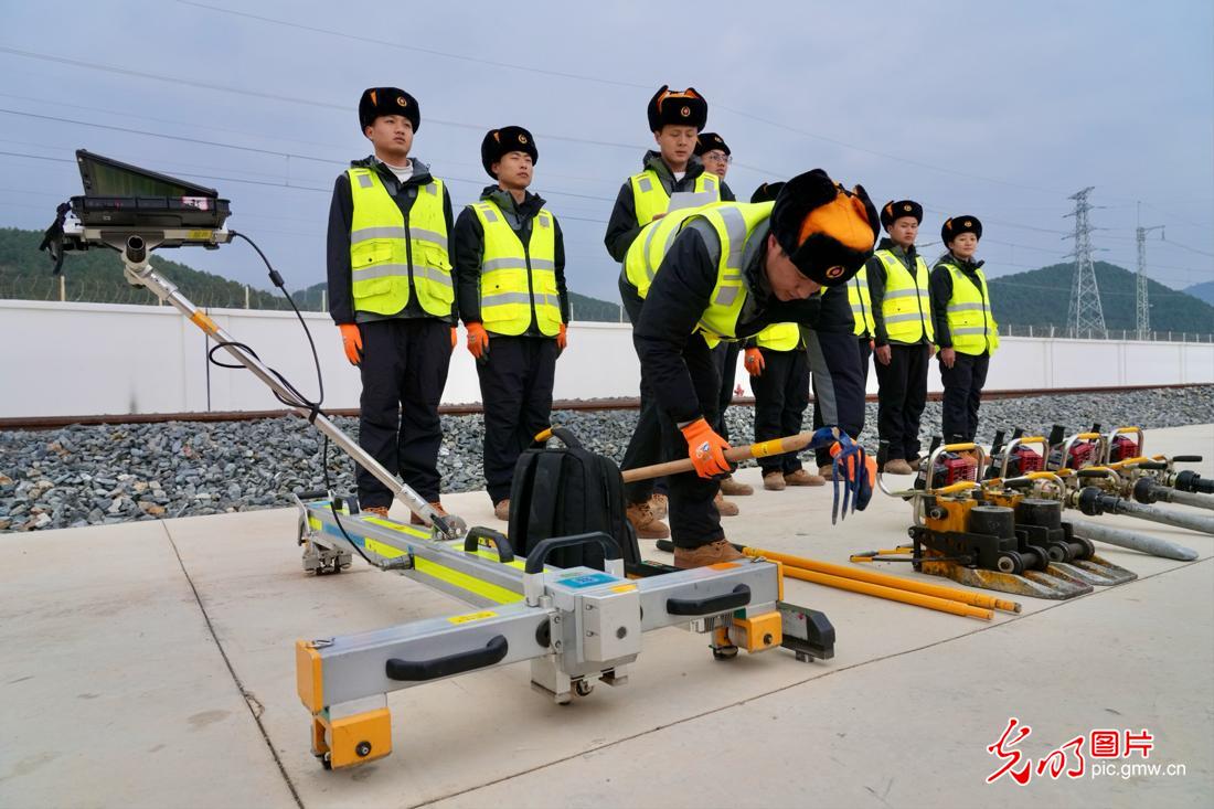 【發(fā)現(xiàn)最美鐵路】云端上的“毫米級(jí)”守護(hù)者——麗香鐵路養(yǎng)護(hù)工