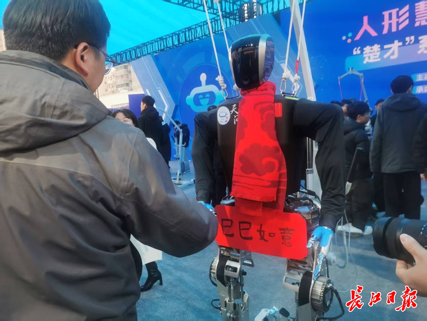 “天問(wèn)”人形機(jī)器人和參觀市民握手，互致新年快樂(lè)。 長(zhǎng)江日?qǐng)?bào)記者陳永權(quán) 攝