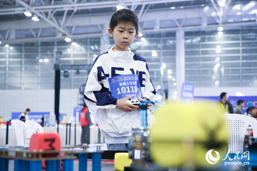 參加2025數(shù)字中國創(chuàng)新大賽青少年AI機(jī)器人賽道決賽的小選手。人民網(wǎng)記者 焦艷攝