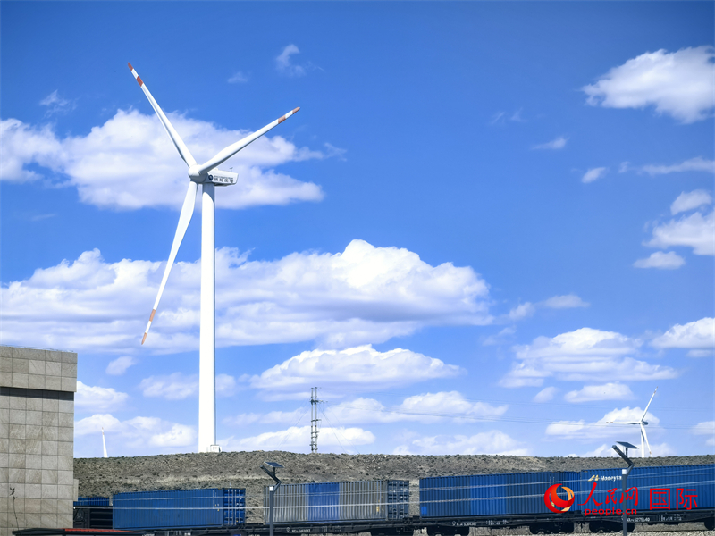 烏蘭察布烏蘭哈達火山附近的風力渦輪發(fā)電機。人民網(wǎng) 楊春燕攝