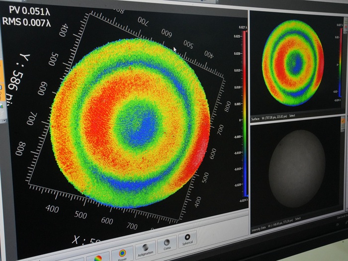 屏幕上清晰顯示著光學(xué)元器件的打磨程度。人民網(wǎng)記者 李洋攝