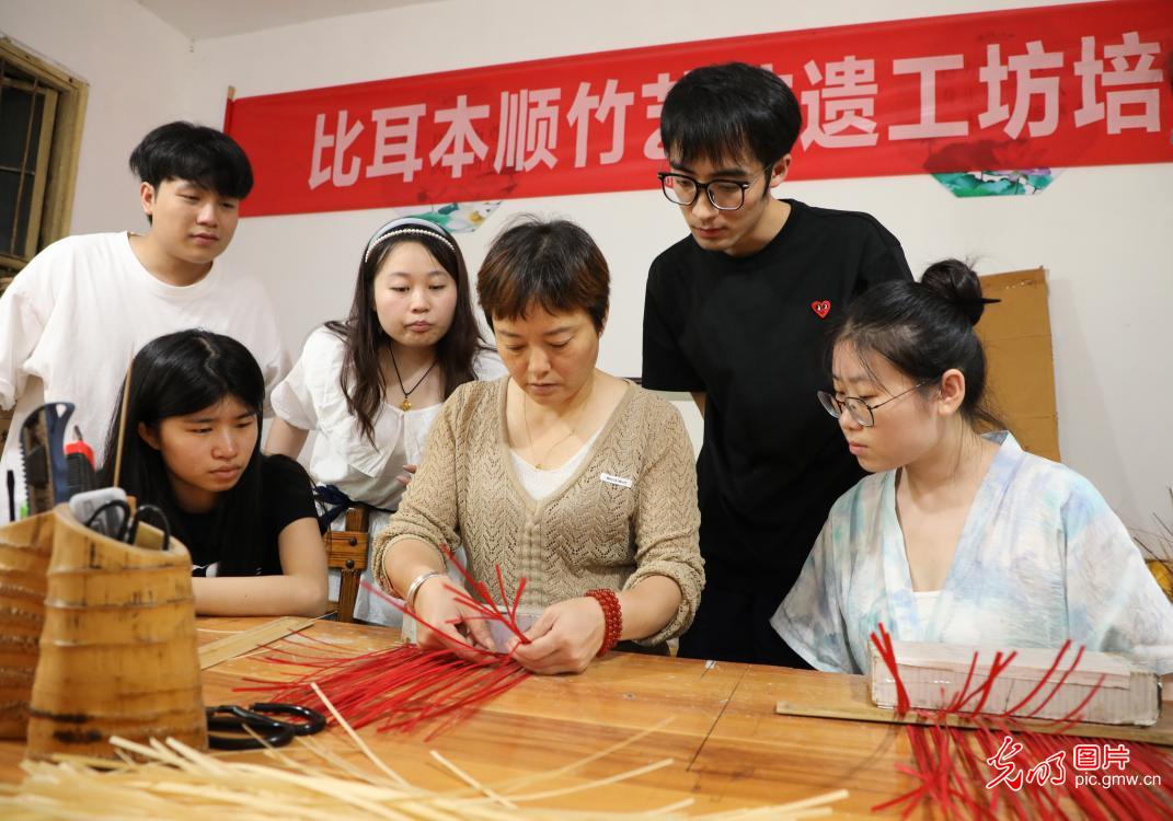 直播助農、健康義診、扮靚街巷……青年學子暑期返鄉(xiāng)服務桑梓