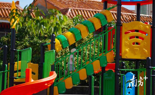 崖口村近年來(lái)也大力發(fā)展村里的基礎(chǔ)設(shè)施建設(shè)，尤其為老人和小孩提供更多的休閑娛樂(lè)場(chǎng)所。