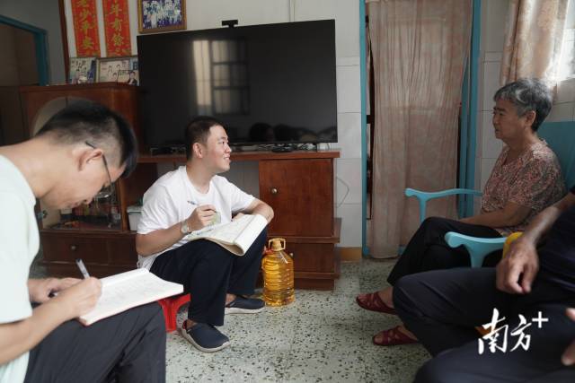 文化組的兩名成員正入戶探訪。