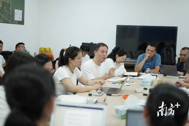 “夜總會(huì)”現(xiàn)場(chǎng)。