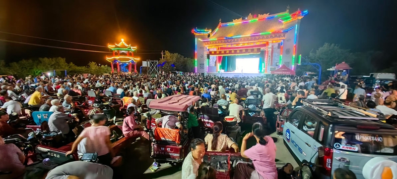 “戲曲進(jìn)鄉(xiāng)村”在吉安城村演出。姚二曼攝