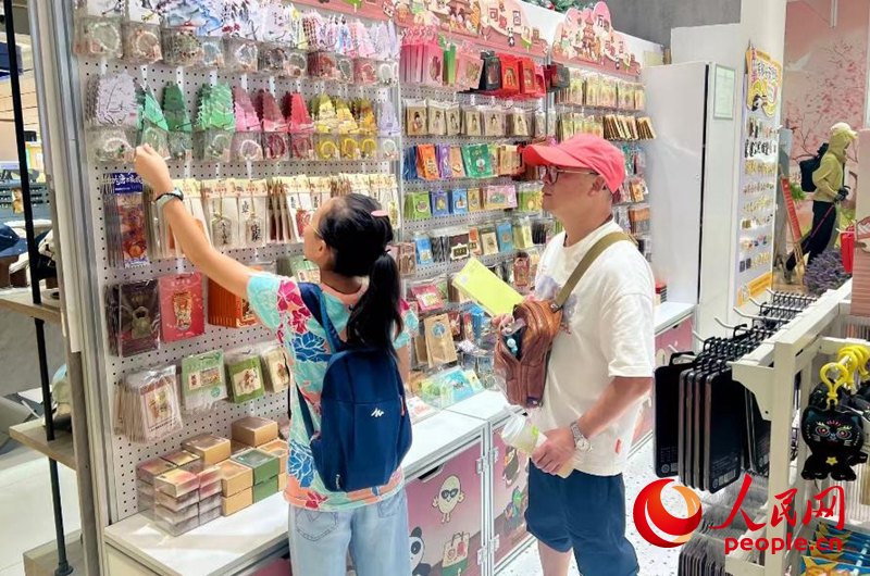 游客在文創(chuàng)店挑選商品。人民網(wǎng)記者 鄒星攝