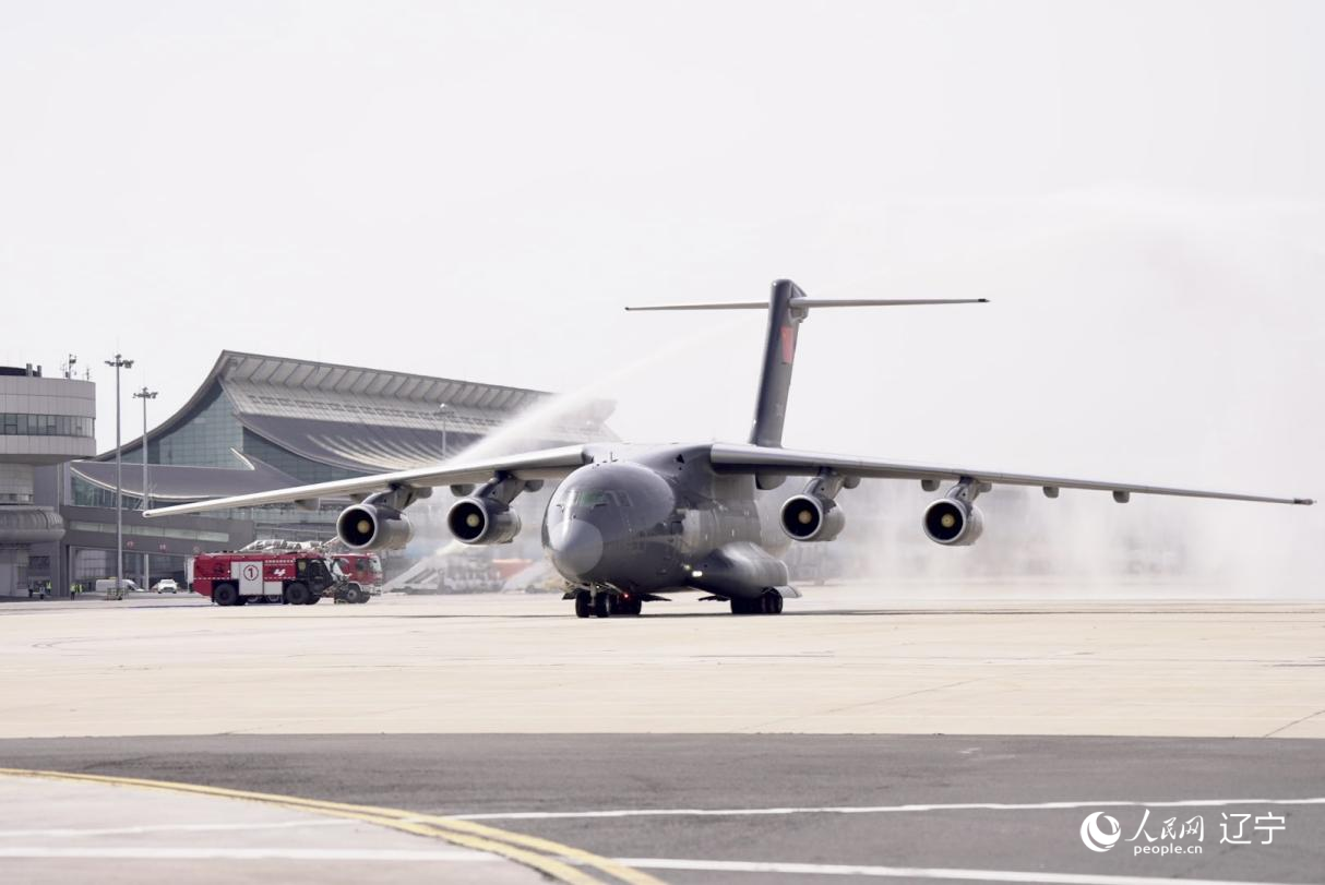 沈陽(yáng)桃仙國(guó)際機(jī)場(chǎng)以“過(guò)水門”最高禮遇迎接英烈回家。人民網(wǎng)記者 邱宇哲攝