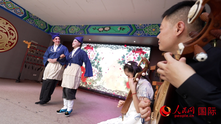 人民網(wǎng)外籍專家湖長明體驗柳琴戲。人民網(wǎng)記者 蘇纓翔攝