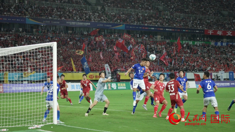 “蘇超”比賽現(xiàn)場。人民網(wǎng)記者 余樂攝