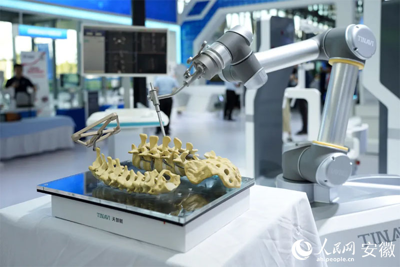 2024世界制造業(yè)大會(huì)上展出的骨科手術(shù)機(jī)器人。人民網(wǎng)記者 王銳攝