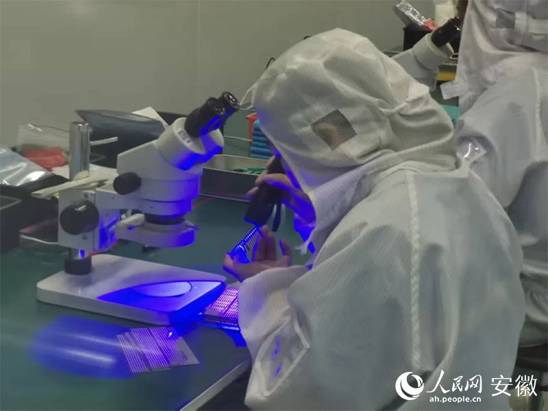 金張科技帶動(dòng)下，超100家功能膜新材料企業(yè)在太湖縣集聚。人民網(wǎng)記者 胡雨松攝