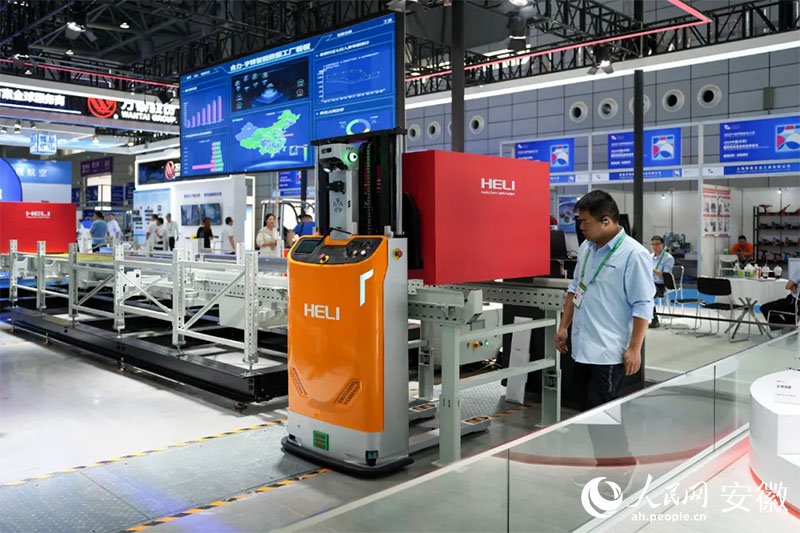 2024世界制造業(yè)大會(huì)上，合力將智能數(shù)據(jù)工廠系統(tǒng)帶進(jìn)展會(huì)。人民網(wǎng)記者 王銳攝