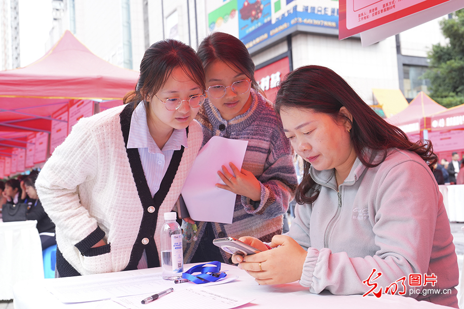 【職引未來(lái)】求職招聘“雙向奔赴”，穩(wěn)崗就業(yè)精準(zhǔn)發(fā)力