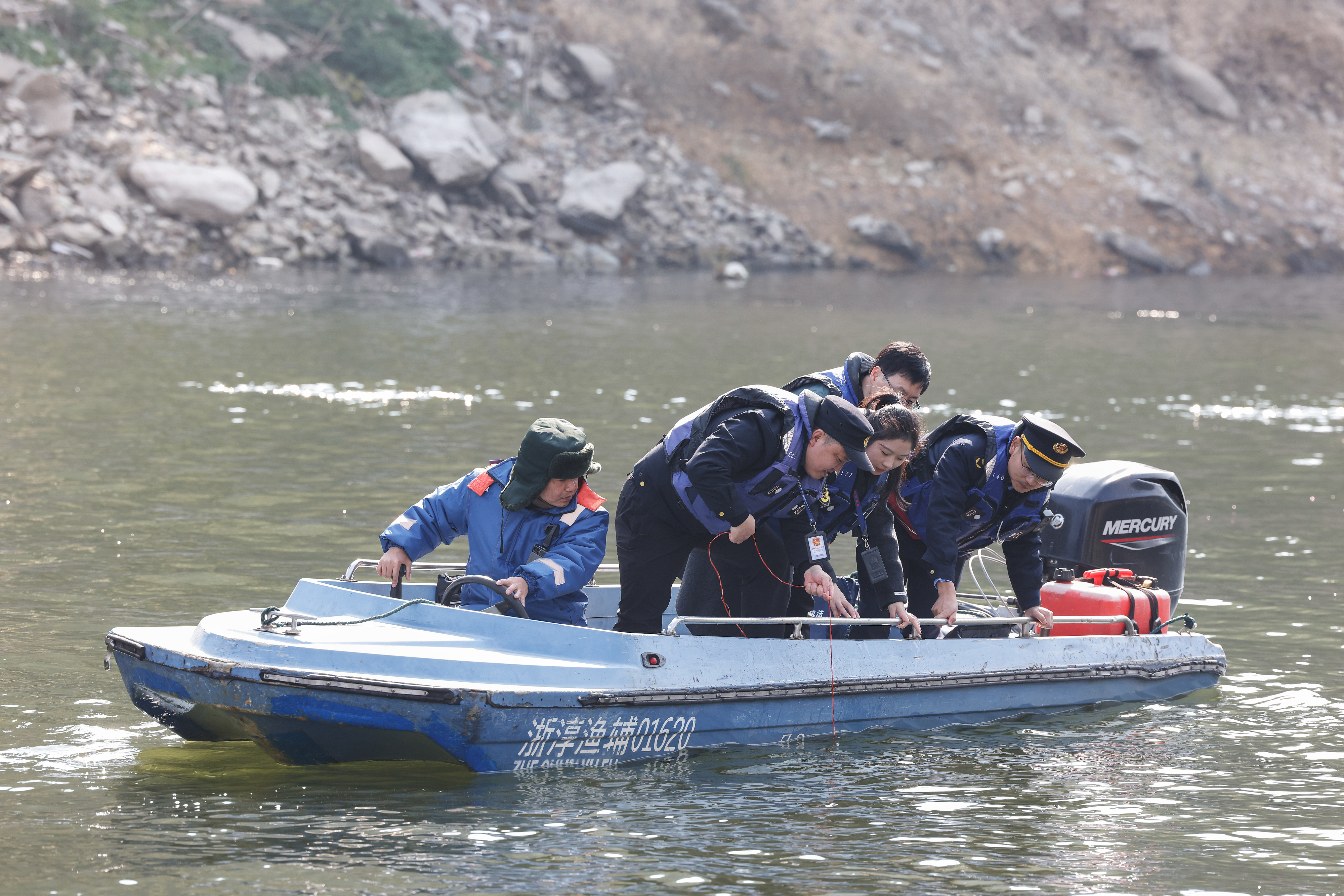 2025年12月4日，浙江杭州淳安縣與安徽黃山歙縣紀(jì)檢監(jiān)察干部及綜合行政執(zhí)法人員對(duì)浙皖交界的新安江鳩坑口水域進(jìn)行常態(tài)化巡河，共同保護(hù)漁業(yè)資源和水域生態(tài)環(huán)境。