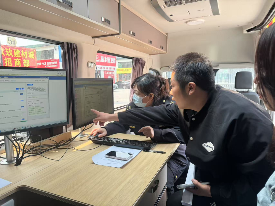 沈陽(yáng)市大東區(qū)市場(chǎng)監(jiān)督管理局將政務(wù)服務(wù)窗口“搬”到商戶“家門(mén)口”，現(xiàn)場(chǎng)為經(jīng)營(yíng)主體集中辦理并頒發(fā)營(yíng)業(yè)執(zhí)照。沈陽(yáng)市營(yíng)商局供圖