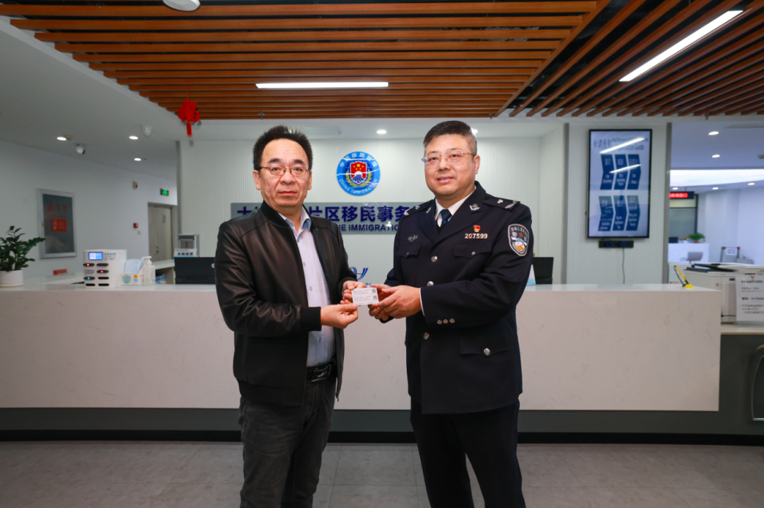 全省首張往來(lái)港澳人才簽注落地大連自貿(mào)片區(qū)。遼寧自貿(mào)試驗(yàn)區(qū)大連片區(qū)供圖