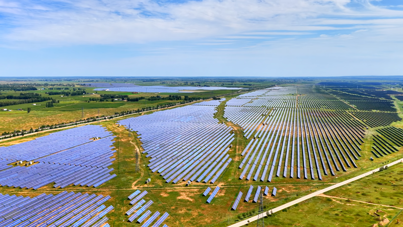 定邊縣連片光伏板鋪展成綠色能源畫卷。陳煜攝