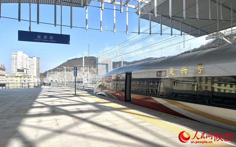 2025年12月26日，C9312次復(fù)興號列車抵達延安站。人民網(wǎng)記者 鄧楠攝