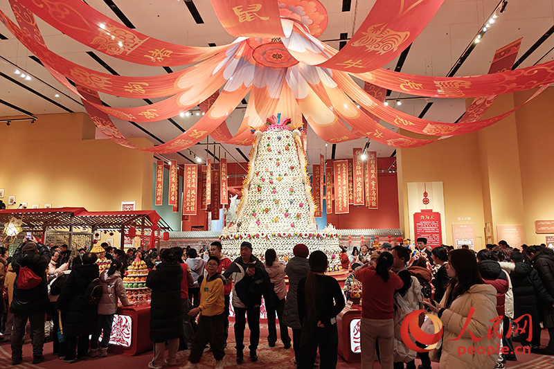 觀眾在中國(guó)非物質(zhì)文化遺產(chǎn)館參觀展覽。人民網(wǎng)記者 韋衍行攝