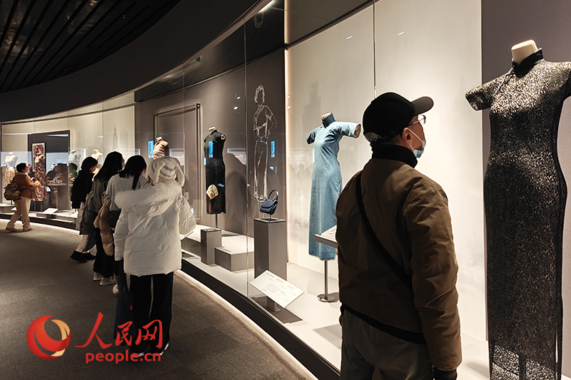 觀眾在上海博物館參觀展覽。人民網(wǎng)記者 韋衍行攝