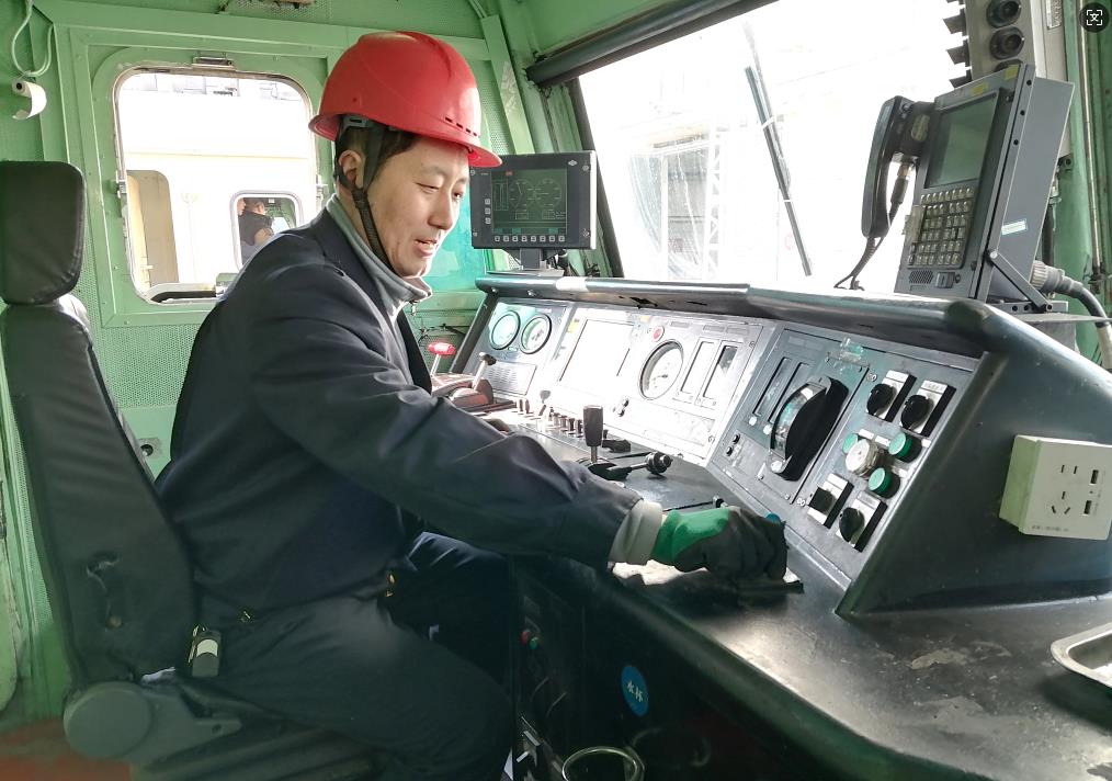 韓文盛正在檢查司機(jī)室操作臺(tái)。張秋生 攝