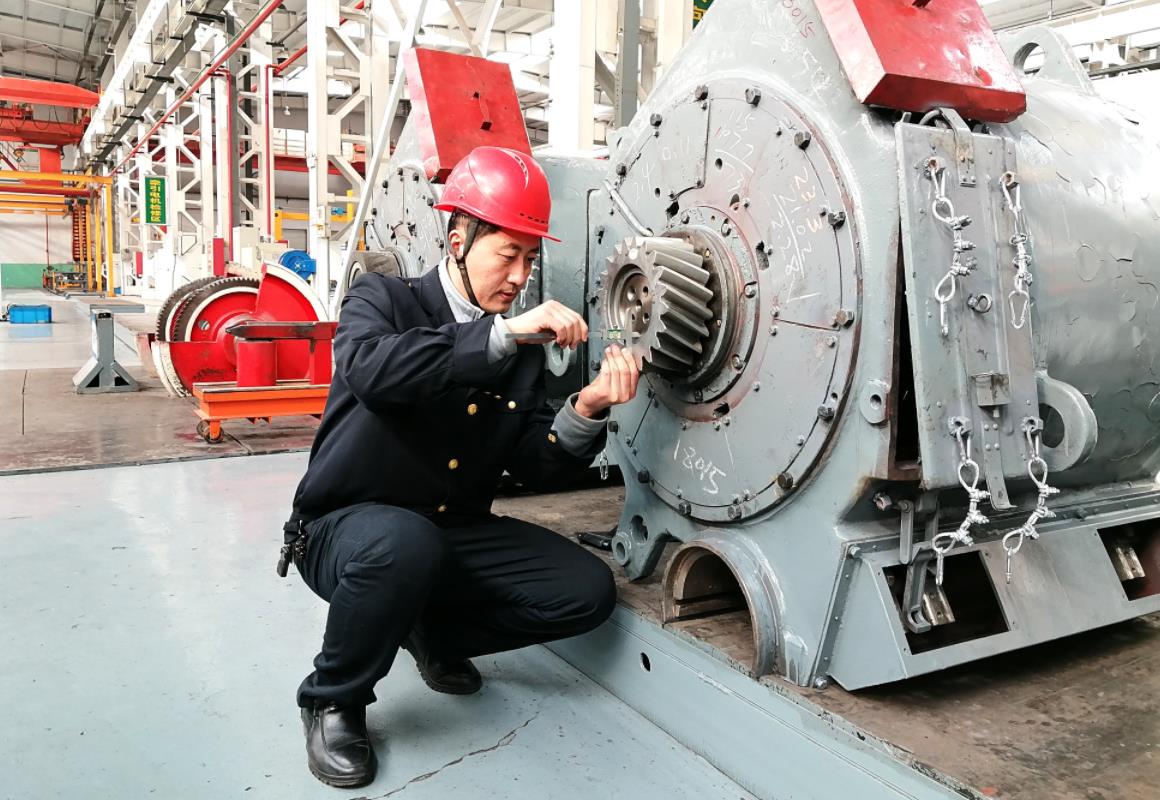 韓文盛用深度尺測(cè)量牽引電機(jī)主動(dòng)齒輪裝入量。