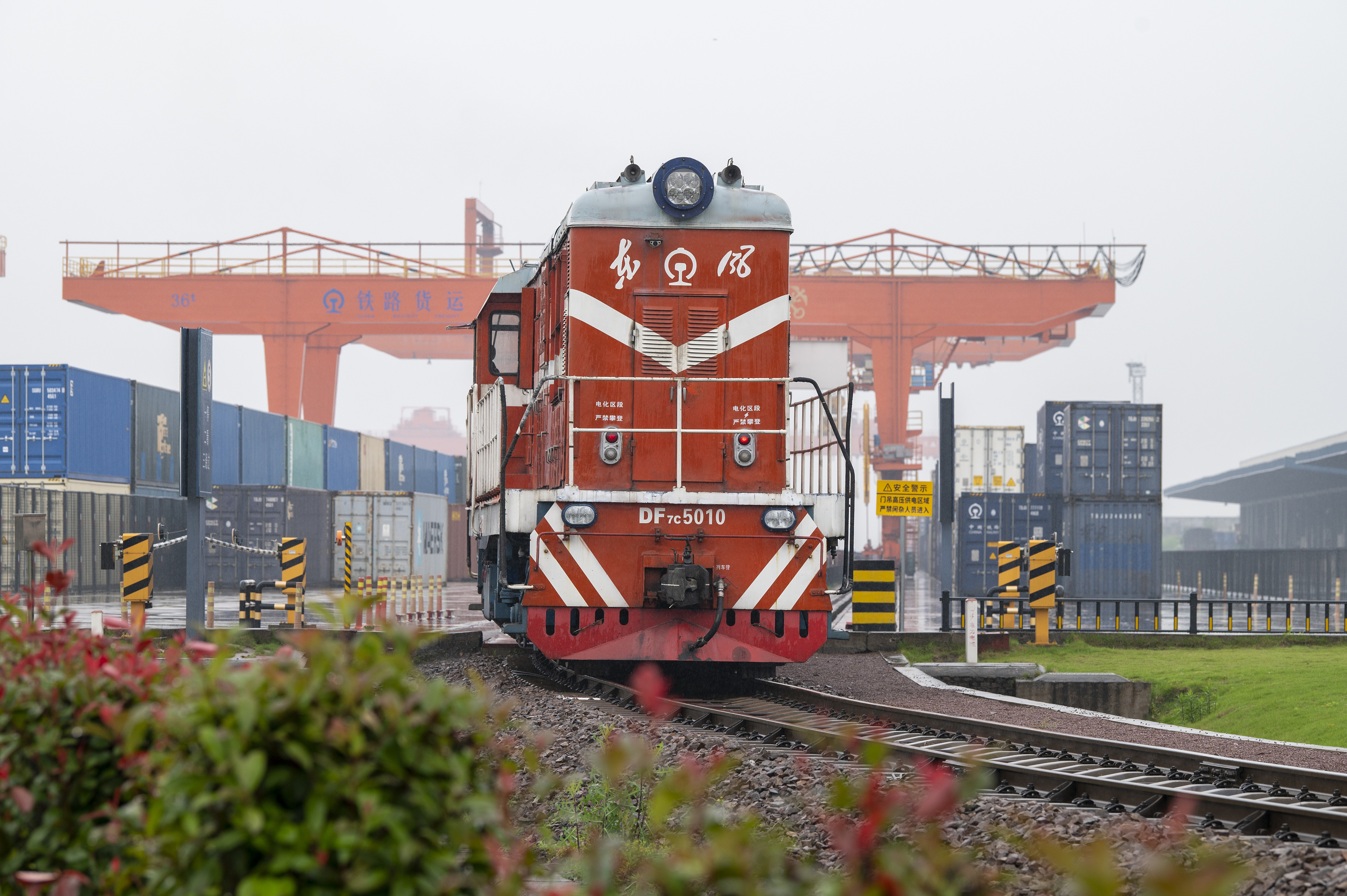 2024年5月5日，“五一”假期最后一天。在浙江省金華市金東區(qū)鐵路金華南站，一列滿載110標箱的中歐班列緩緩啟程駛往匈牙利。
