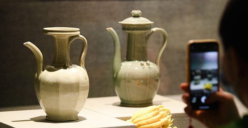 2021年9月14日，浙江省博物館，觀眾在拍攝北宋龍泉窯執(zhí)壺（左）和龍泉青瓷藝人劉杰制作的執(zhí)壺。