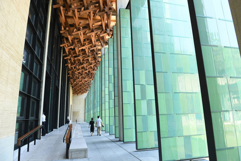 2022年7月23日，杭州國家版本館屋頂?shù)哪緲?gòu)和青瓷門扇相映成趣。