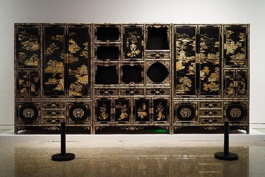 2023年7月9日，北京，中國(guó)工藝美術(shù)館·中國(guó)非物質(zhì)文化遺產(chǎn)館，“山西特色專業(yè)鎮(zhèn)平遙非遺雙寶中華行”展覽展出的推光漆器作品。