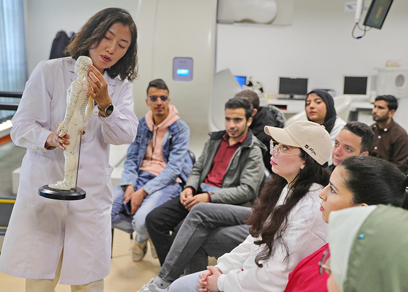 2023年4月19日，河北省秦皇島市中醫(yī)醫(yī)院醫(yī)務工作者為燕山大學外國留學生講解中醫(yī)經(jīng)絡知識。