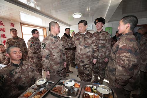 2014年1月26日中午，習(xí)近平來(lái)到連隊(duì)食堂，同戰(zhàn)士們一起用餐。新華社記者 李剛 攝