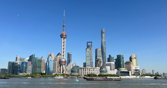 沿蘇州河遠眺陸家嘴城市建筑群。人民網(wǎng) 馬作鵬 攝