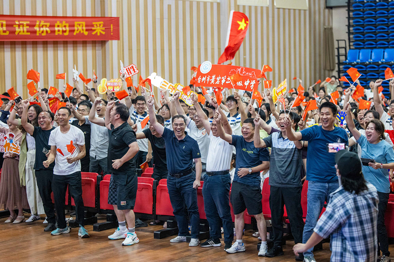 北京時(shí)間7月27日，2024年巴黎奧運(yùn)會(huì)首個(gè)比賽日，在射擊10米氣步槍混合團(tuán)體比賽中，中國選手黃雨婷/盛李豪獲得金牌。圖為黃雨婷的母校師生們通過收看奧運(yùn)直播的方式為她加油助威。