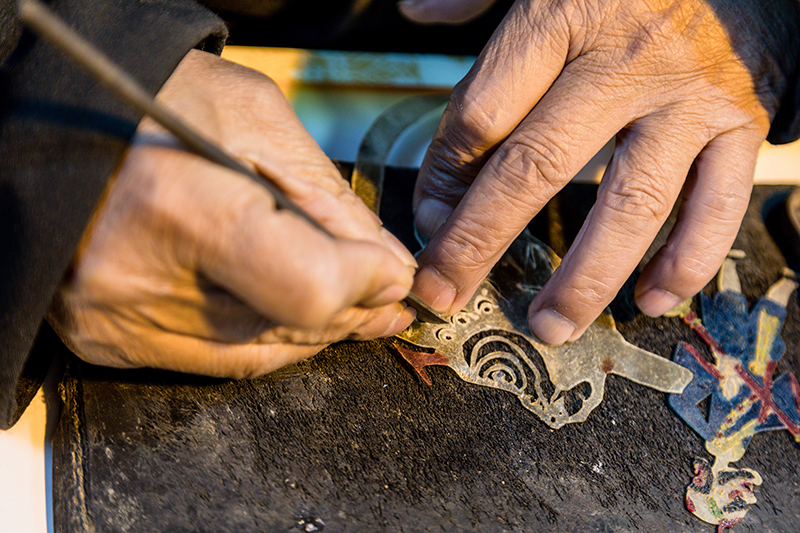 皮影非遺傳承人正在制作皮影。